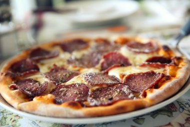 Biberli pizza, sucuklu mozzarella peyniri ve tom pizza