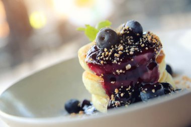 Böğürtlenli gözleme, yaban mersini ile Tepesi ve d krema tava keki