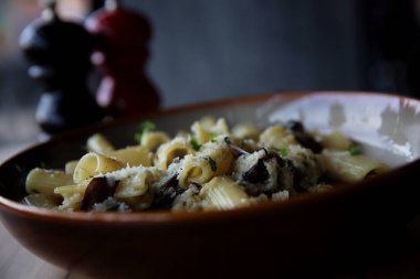 makarna mantar trüf yağı ahşap zemin, Rigatoni makarna n üzerine