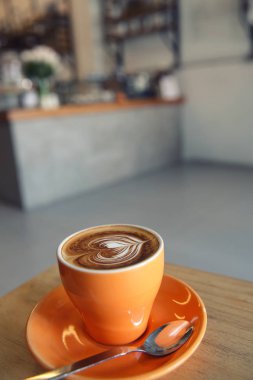 kapuçino ahşap arka plan üzerinde kahve