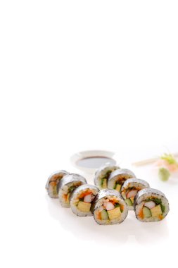 Futomaki suşi, Japon pirinç yumurta avokado salatalık ve cav rulo