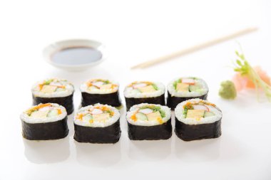 Futomaki suşi, Japon pirinç yumurta avokado salatalık ve cav rulo