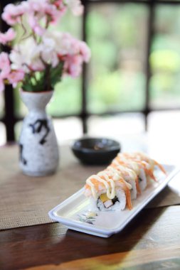 Karides maki sushi roll