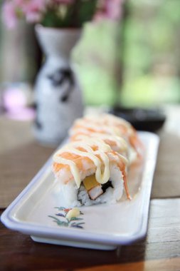 Karides maki sushi roll