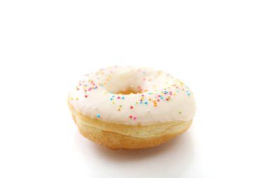 Beyaz arkaplanda izole edilmiş beyaz çikolatalı çörek.