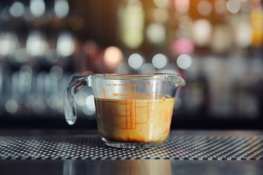 Barista Cafe yapma kahve hazırlama üzerinde bar, hizmet anlayışı