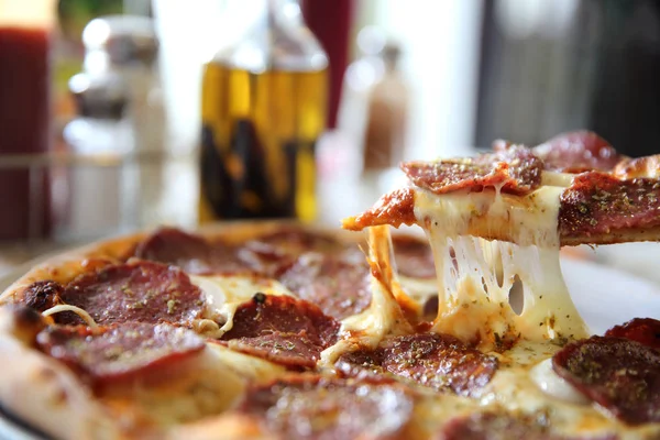 Пицца Пепперони, пицца с сыром пепперони моцарелла и помидоры с итальянским соусом — стоковое фото