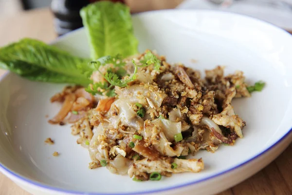 Gebratene Nudeln mit Huhn, thailändisches Essen — Stockfoto