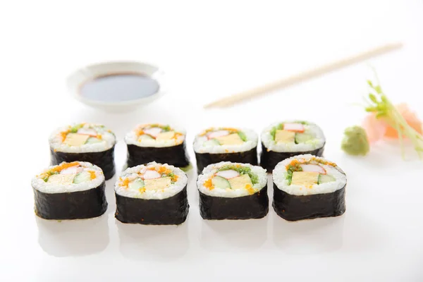 Futomaki sushi, huevo de arroz rollo japonés pepino de aguacate y cav —  Fotos de Stock
