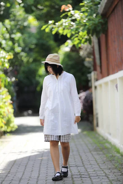 Asyalı genç kadın düşünme ve seyahat kavramı portre w arıyorum