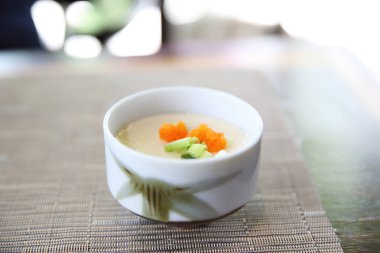 Beyaz arka planda izole çırpılmış yumurta haşlanmış