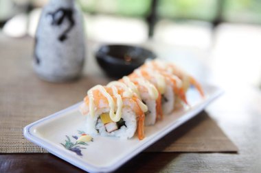 Karides maki sushi roll