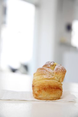 Muffin beyaz ses tonuyla krema sos ile