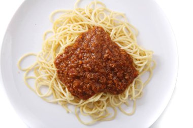 Beyaz arka planda izole spagetti Bolonez