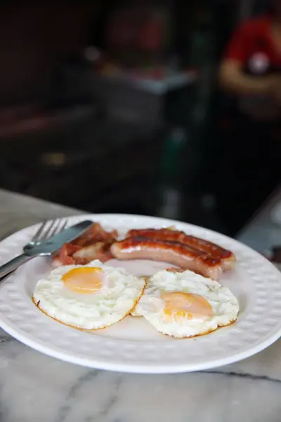 Сосиска с беконом и английская яичница на завтрак — стоковое фото