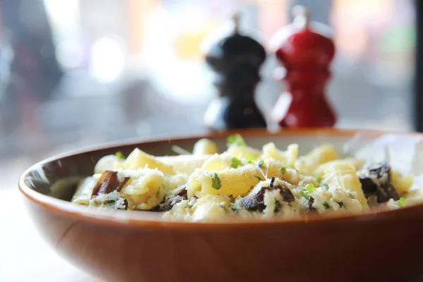 Pasta champignon truffelolie op hout achtergrond, Rigatoni pasta n — Stockfoto