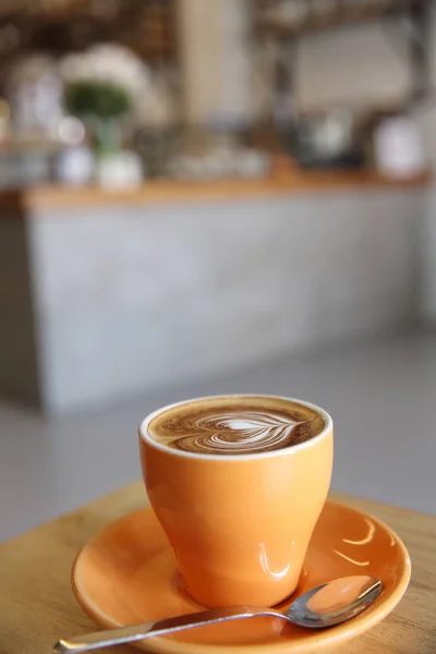 Cappuccino koffie op houten achtergrond — Stockfoto