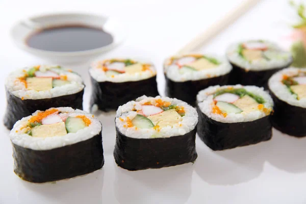 Futomaki sushi, huevo de arroz rollo japonés pepino de aguacate y cav —  Fotos de Stock