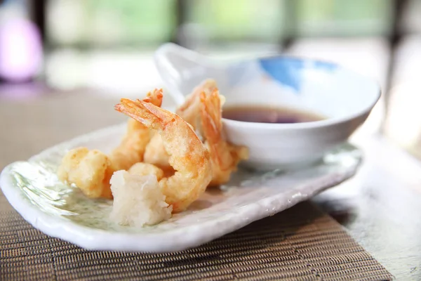 Karides Tempura ahşap arka plan üzerinde