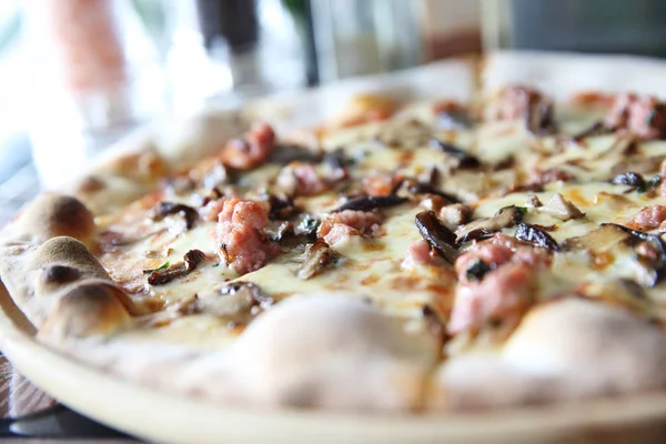 Pizza mantar ve sosis, Italyan Mutfagi