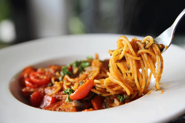 Espaguetis con tomate y oliva, comida italiana —  Fotos de Stock