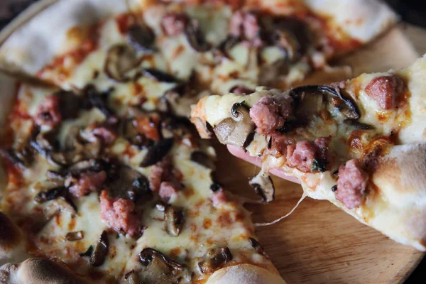 Pizza mantar ve sosis, Italyan Mutfagi