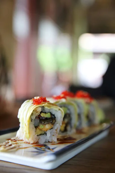 Aguacate sushi maki sobre fondo de madera, comida japonesa — Foto de Stock