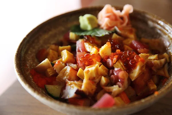 Sushi don, raw sushi lax tonfisk bläckfisk och ägg på ris, Japa — Stockfoto