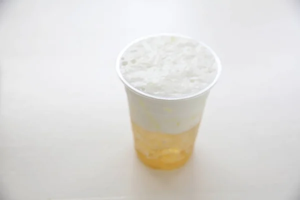 Белый коктейль на белом фоне — стоковое фото