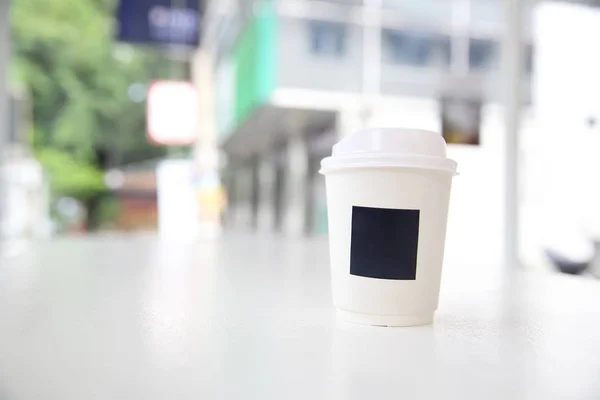 Kawa cappuccino w papier filiżanka w coffeeshop biały ton — Zdjęcie stockowe