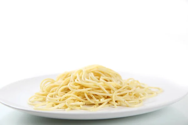 Nouilles spaghetti isolées en fond blanc — Photo
