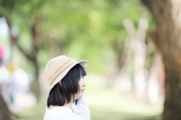 Asiática joven mujer retrato con el árbol fondo — Foto de Stock