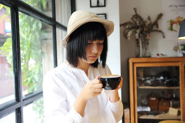 Asiático jovem mulher bebendo café retrato com no café — Fotografia de Stock