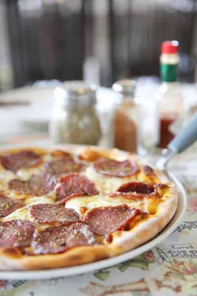 Pepperoni pizza , pizza with pepperoni mozzarella cheese and tom — Stock Photo, Image
