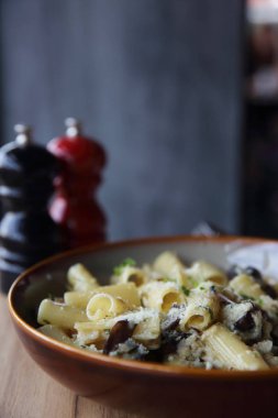 makarna mantar trüf yağı ahşap zemin, Rigatoni makarna n üzerine