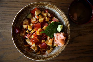 Suşi don, ham suşi somon balığı ahtapot ve yumurta pirinç, Japa