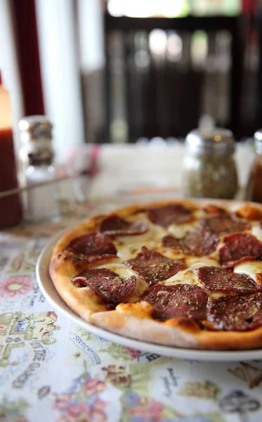Pepperoni, pizza, pizza met pepperoni mozzarella kaas en tom — Stockfoto