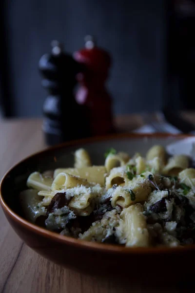 Aceite de trufa de champiñones de pasta sobre fondo de madera, pasta Rigatoni n —  Fotos de Stock