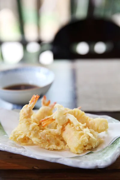 Crevettes Tempura sur fond bois — Photo