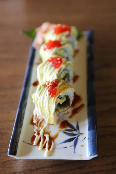 Avokado sushi maki på trä bakgrund, japansk mat — Stockfoto