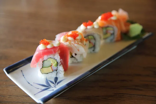 Mix sushi tekercs tonhal garnélarák lazac maki sushi, Japán fo-val — Stock Fotó