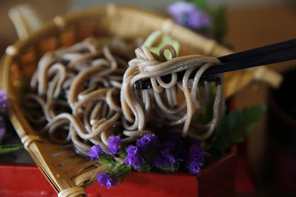 Соба лапша, холодная соба лапша японский соус, японская еда — стоковое фото