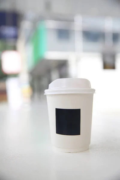 Café cappuccino dans une tasse en papier de café dans un café blanc — Photo