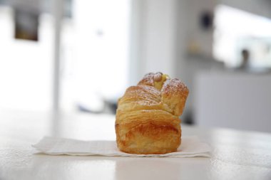 Muffin beyaz ses tonuyla krema sos ile