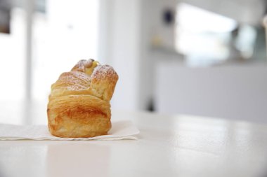 Muffin beyaz ses tonuyla krema sos ile