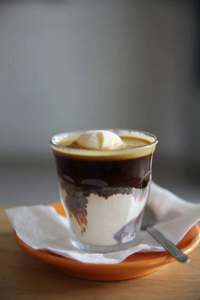 Affogato, Kaffee mit Vanilleeis — Stockfoto