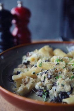 makarna mantar trüf yağı ahşap zemin, Rigatoni makarna n üzerine