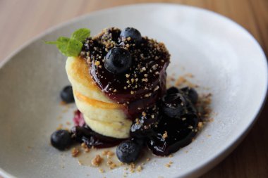 Böğürtlenli gözleme, yaban mersini ile Tepesi ve d krema tava keki