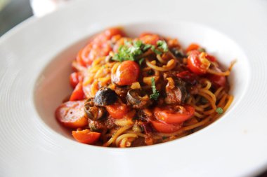 Spagetti witn domates ve zeytin, Italyan Mutfagi