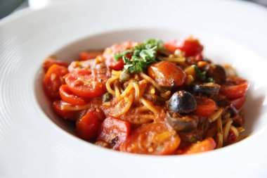 Spagetti witn domates ve zeytin, Italyan Mutfagi